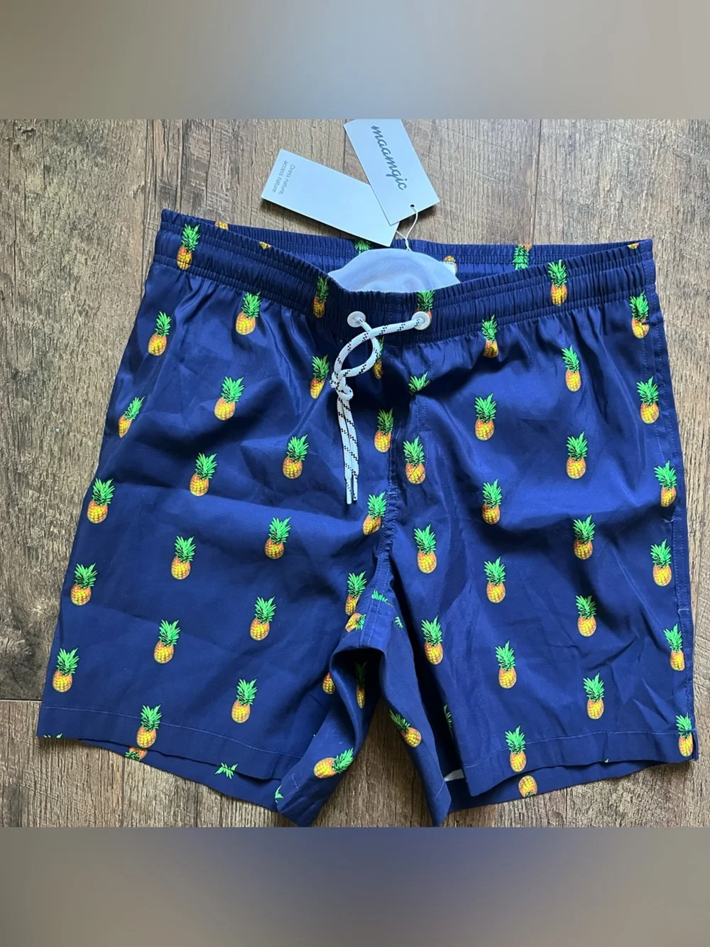 Maamgic NWT pineapple swim trunks men’s size medium